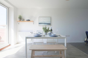 StayRight 2 Bed Apartment Overlooking Water with Free Parking